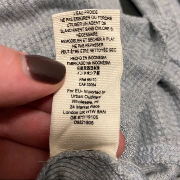 FREE PEOPLE WE THE FREE Long Sleeve Raw Hem Loose Fit Gray
Henley - Picture 6 of 6